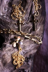 Rachat de Médailles Religieuses en Or à Conflans-Sainte-Honorine (Yvelines) 2 AOV Vente Achat métaux précieux Conflans-Sainte-Honorine Les bijoux en or et en argent